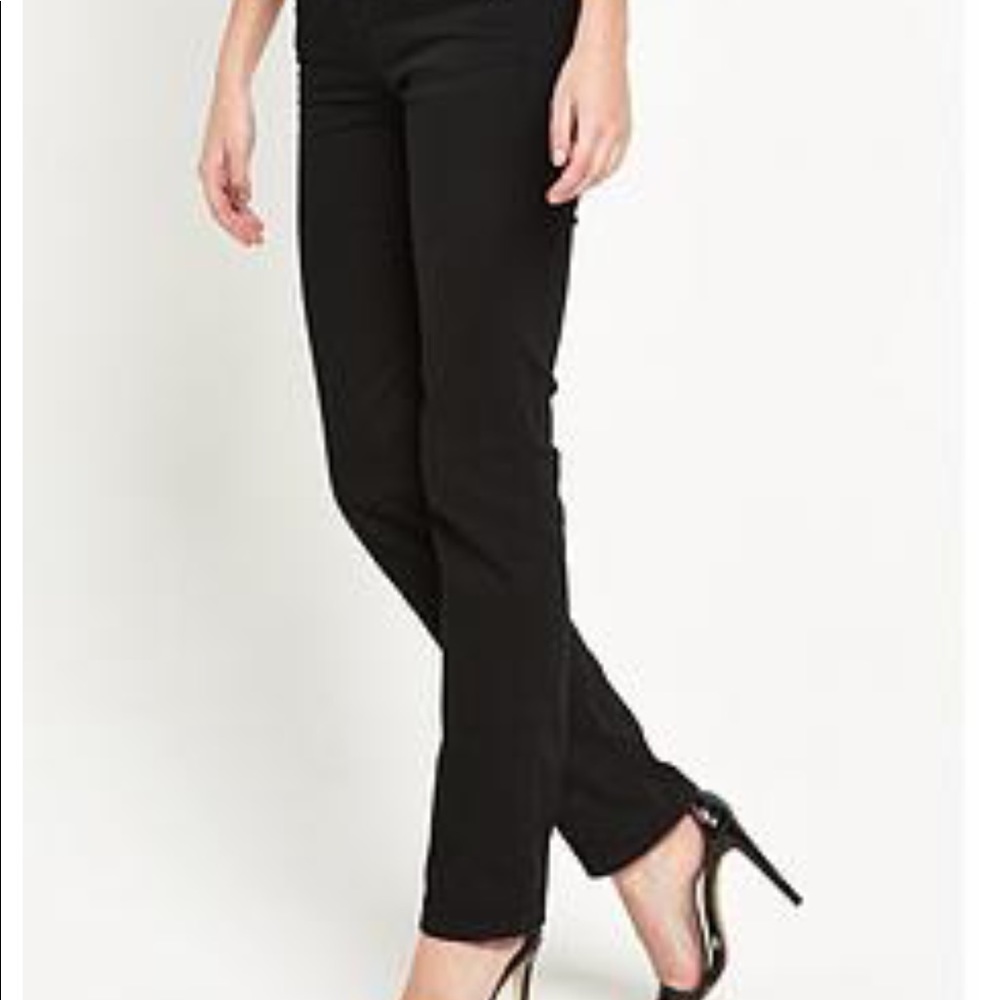 Black Levi's straight leg